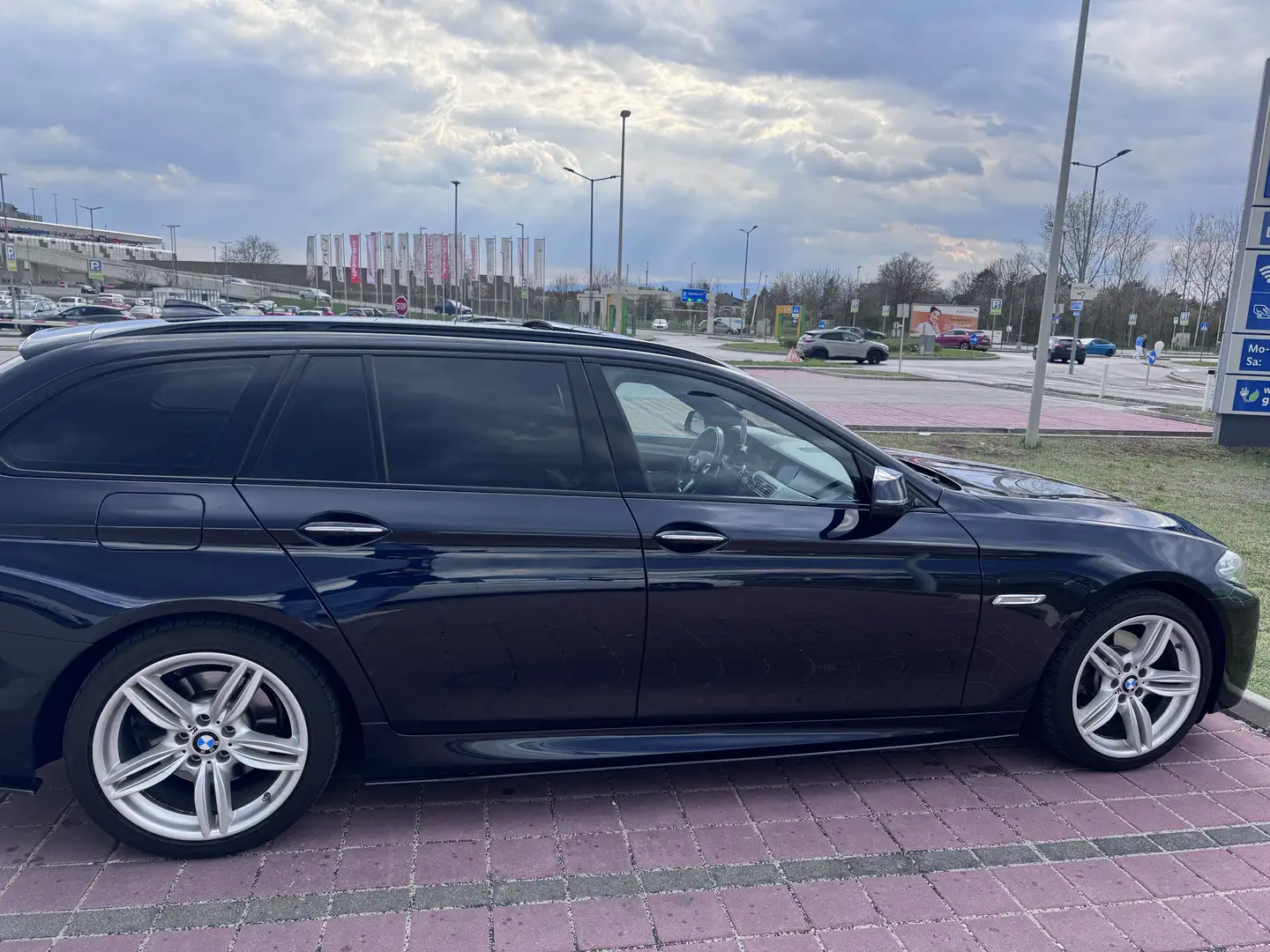 BMW 520 520d Touring M-Paket Carboschwarz - 1