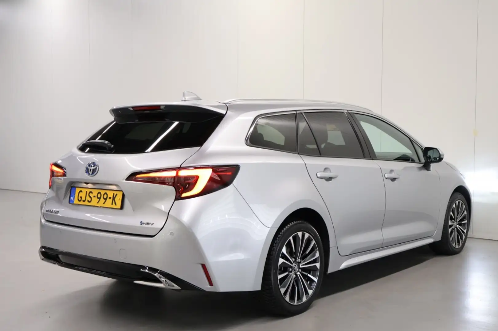 Toyota Corolla Touring Sports Hybrid 140 Dynamic Grijs - 2