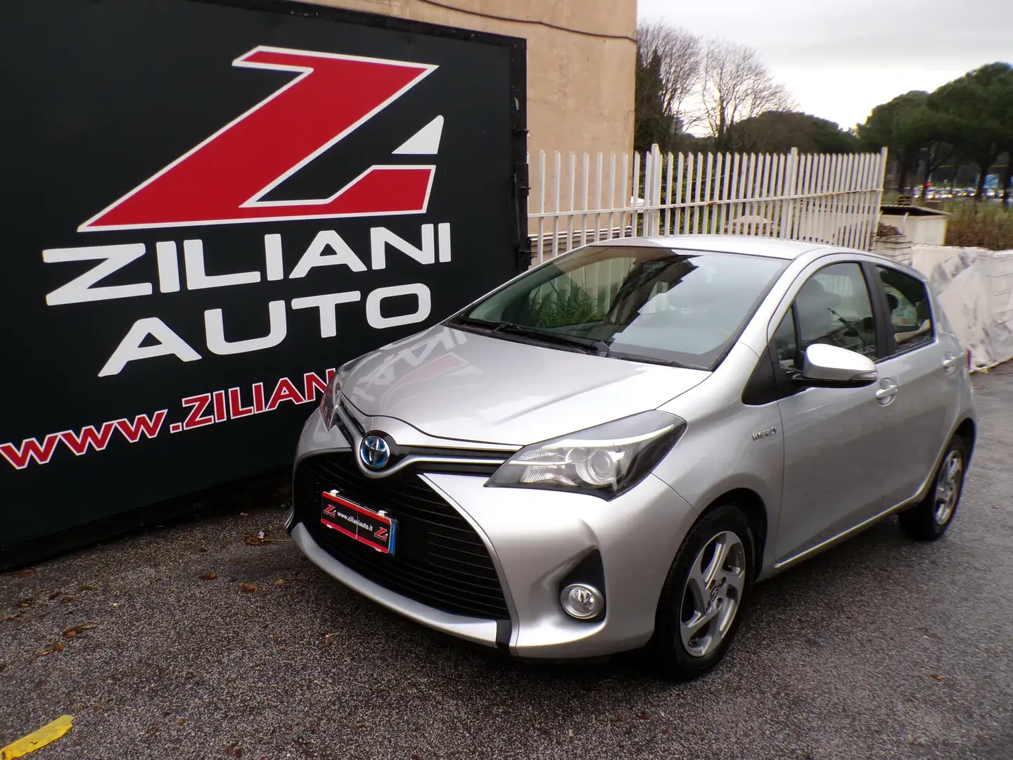 Toyota Yaris 1.5h Active ..NAVI..PACK SAFETY..RETROCAMERA.. Argent - 1