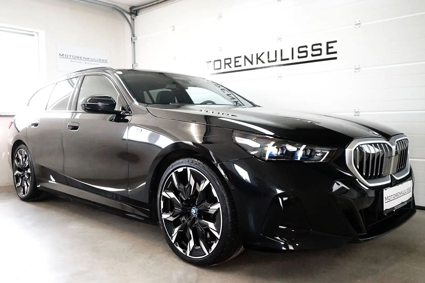 BMW 550 e xDrive Touring M Sport Aut. - PANO - AHK - Head Schwarz - 2