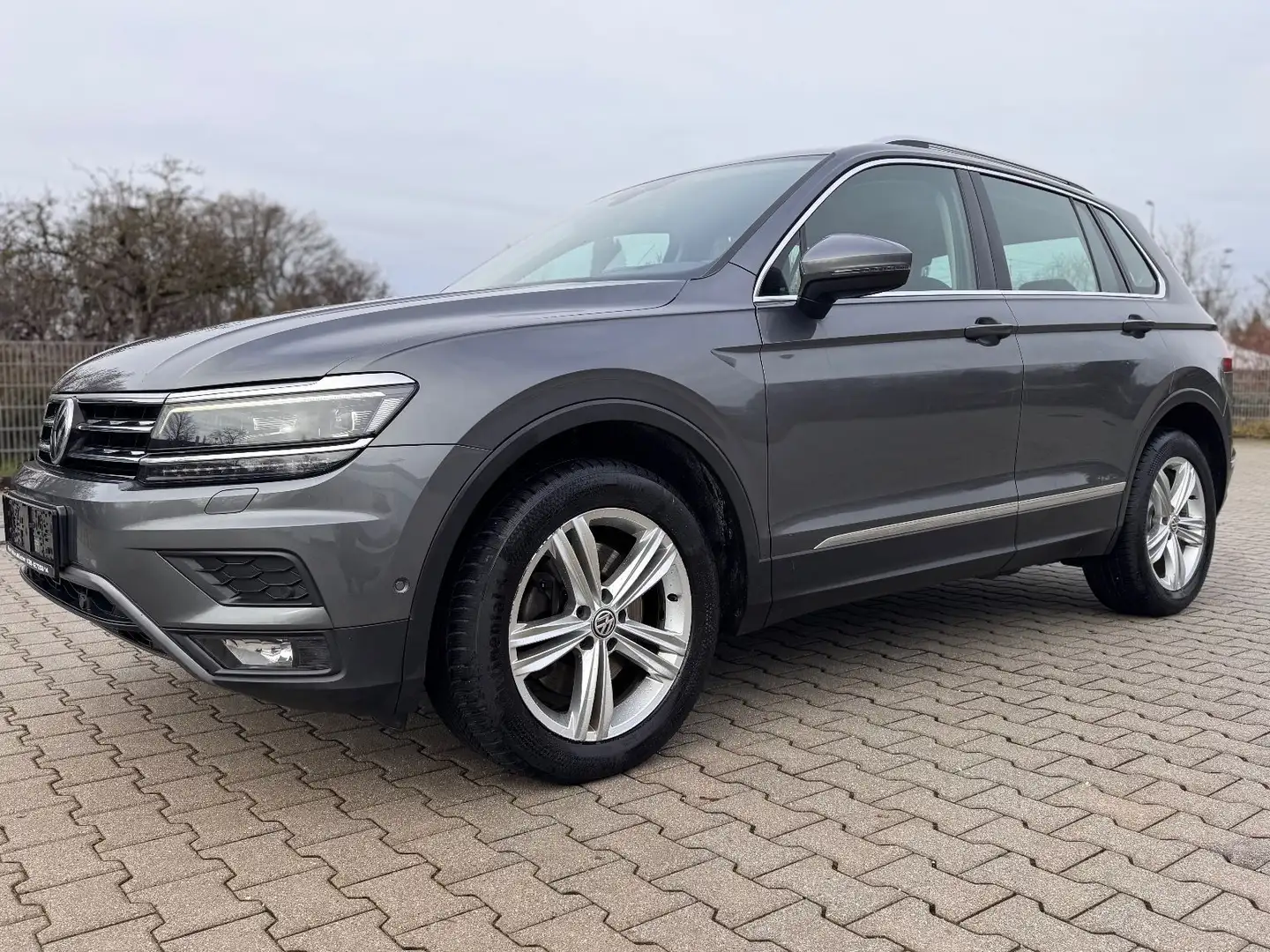 Volkswagen Tiguan Highline 2,0TDI 4Motion AHK NAVI KAMERA Gris - 1