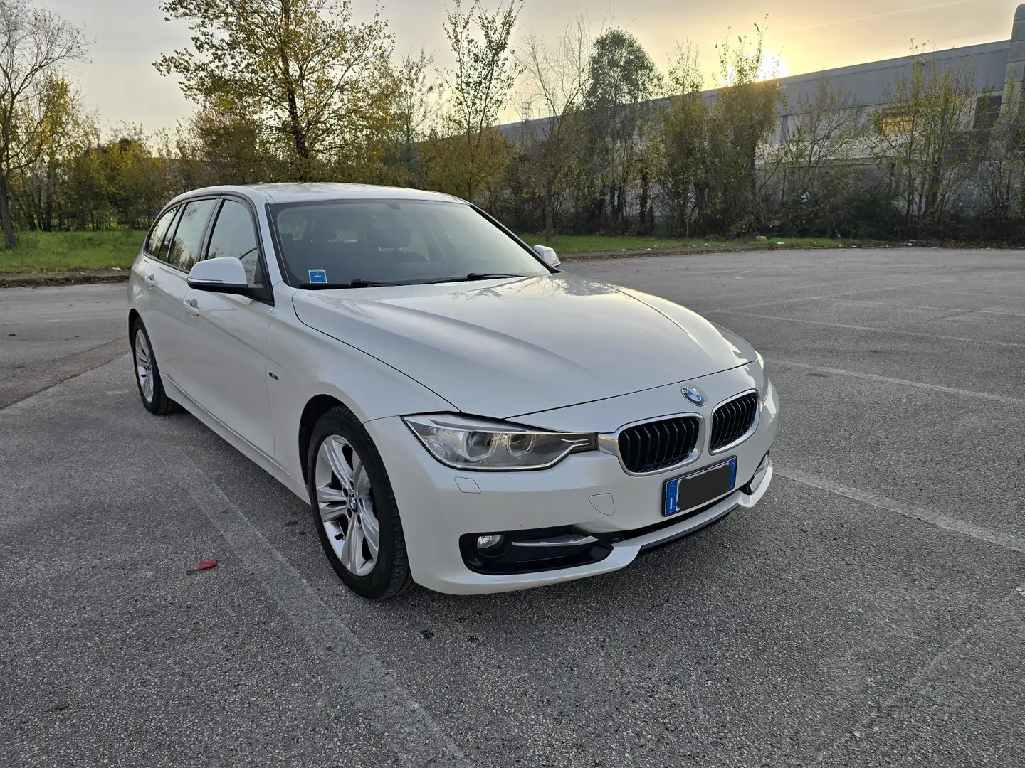 BMW 320 320d Touring Sport - 2