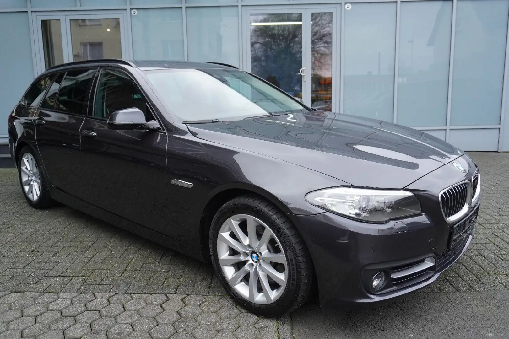 BMW 520 d xDrive Automatik Navi/Leder/HuD/AHK Grau - 1