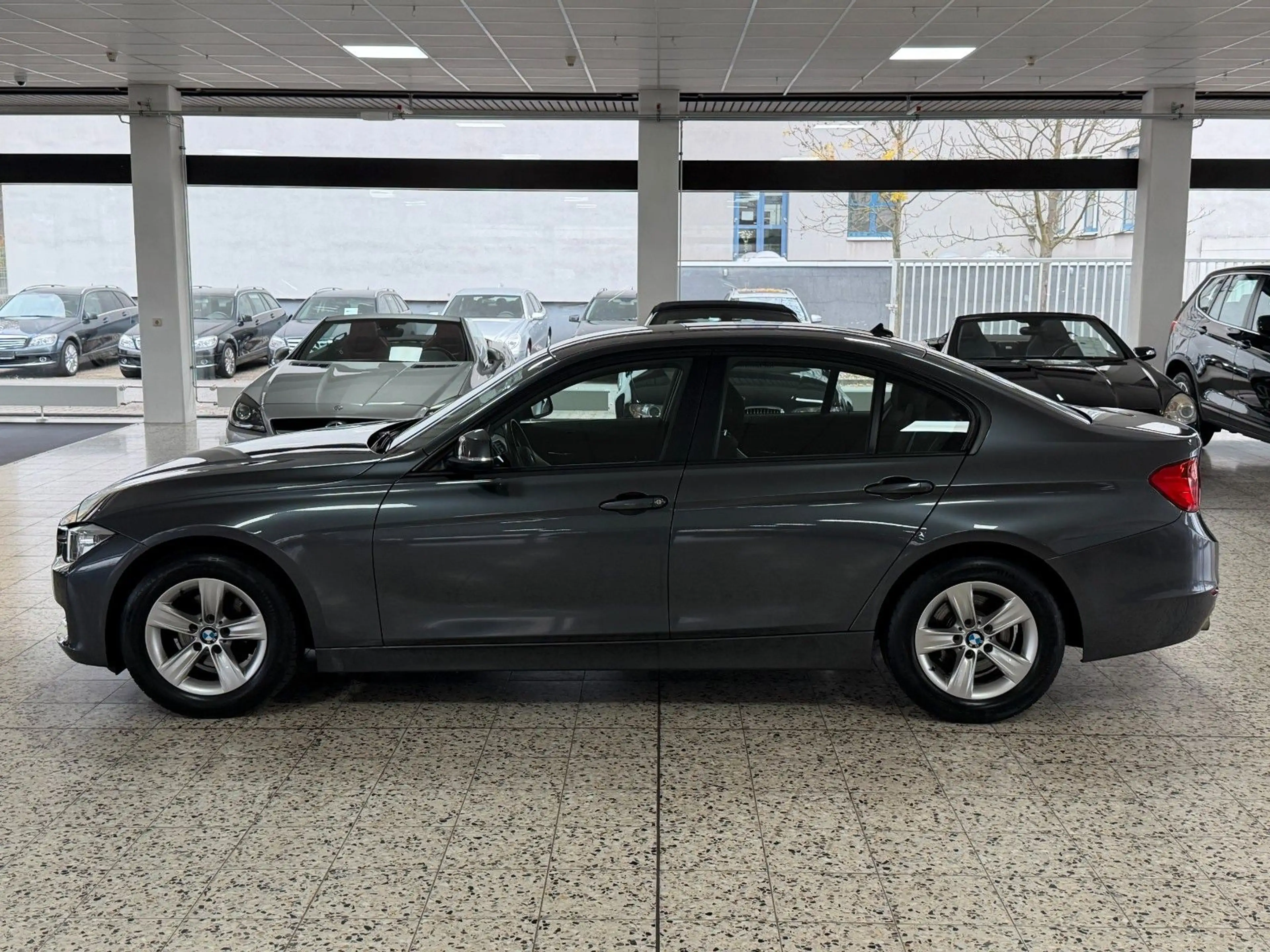 BMW 318 d Limousine/Xenon/Sportsitze/PDC/SHZ/1.Hand — photo 6