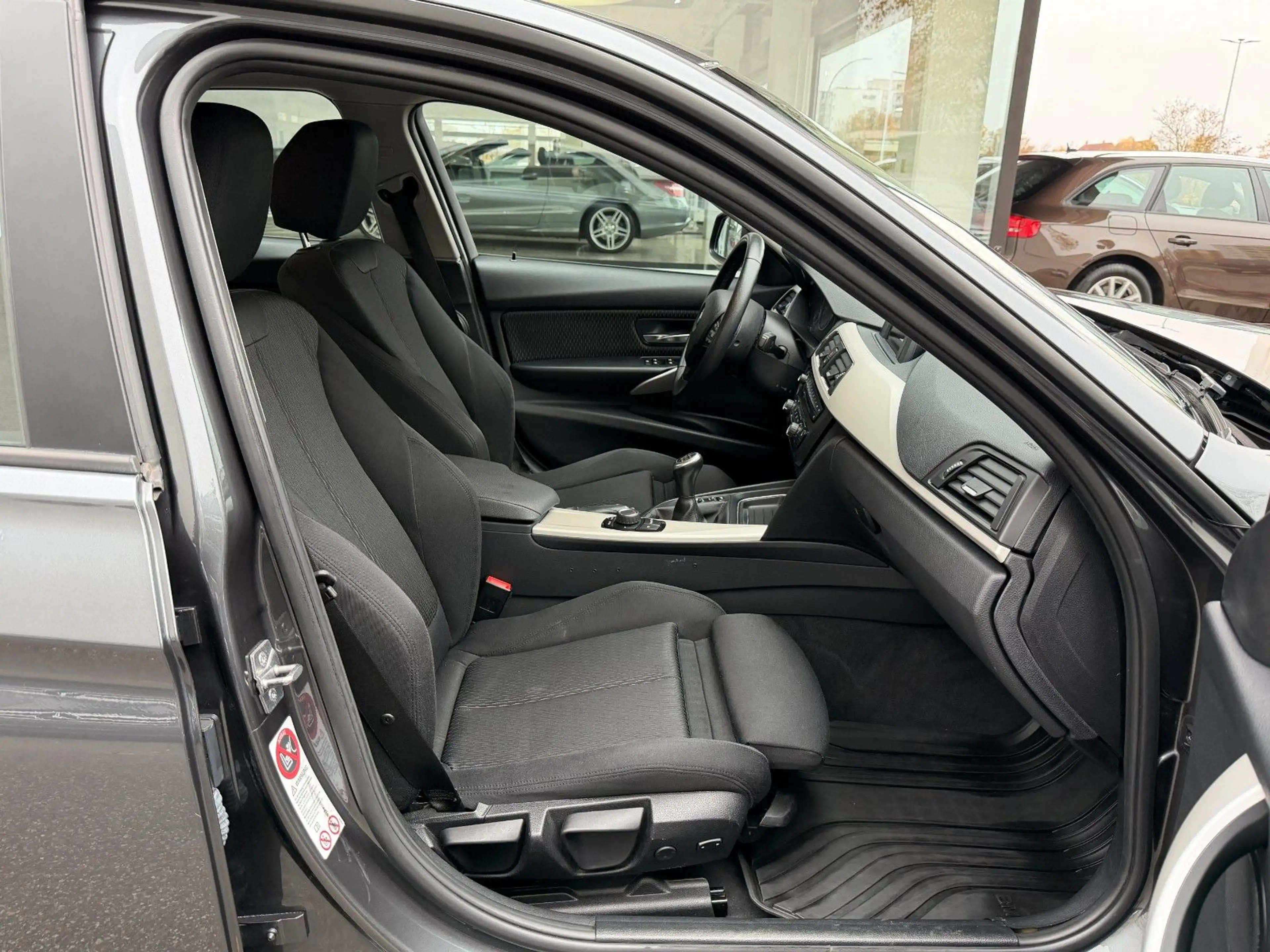 BMW 318 d Limousine/Xenon/Sportsitze/PDC/SHZ/1.Hand — photo 13