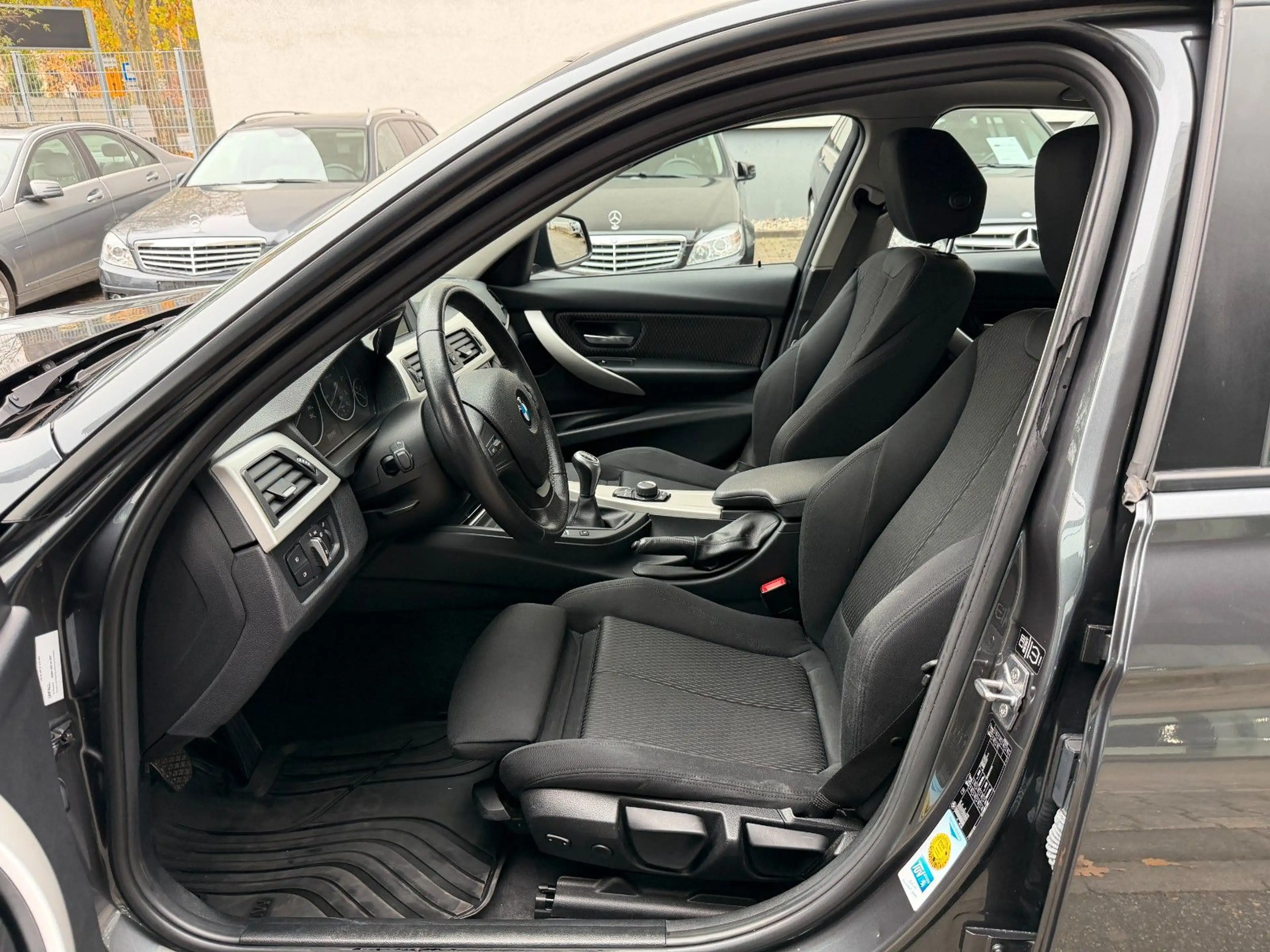 BMW 318 d Limousine/Xenon/Sportsitze/PDC/SHZ/1.Hand — photo 9