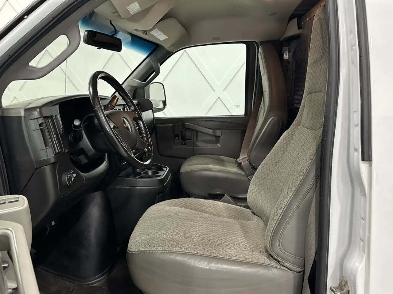GMC Savana снимка GMC Savana