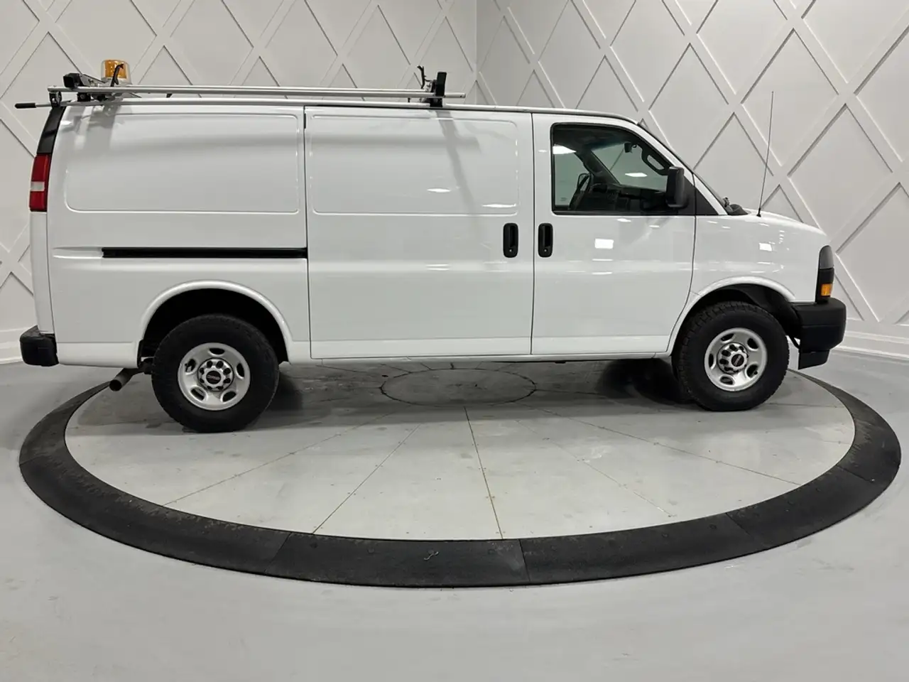 GMC Savana снимка GMC Savana