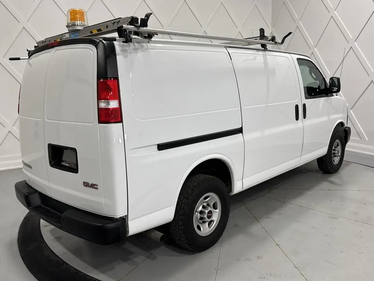 GMC Savana снимка GMC Savana
