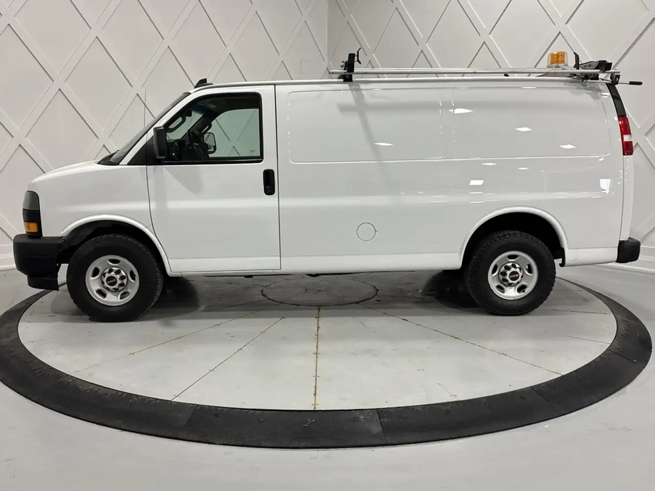 GMC Savana снимка GMC Savana