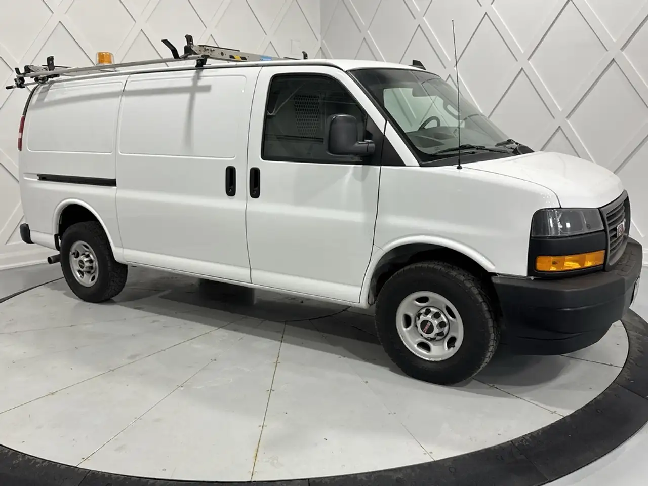 GMC Savana снимка GMC Savana
