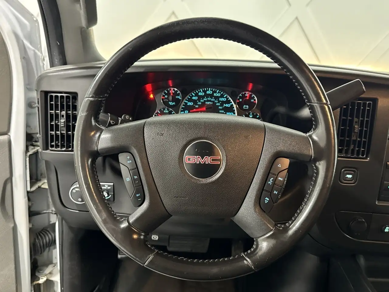 GMC Savana снимка GMC Savana