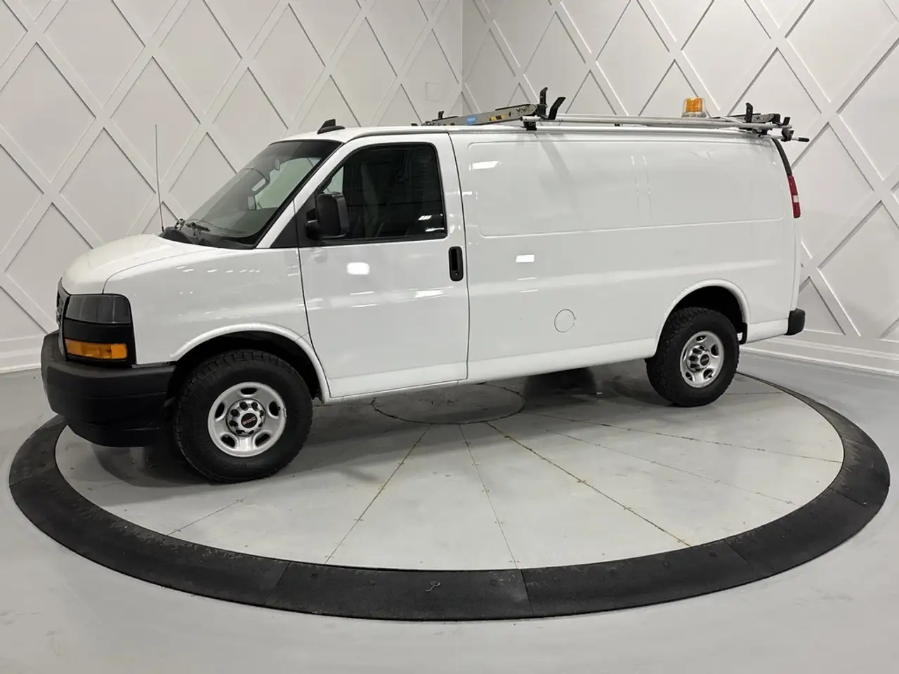 GMC Savana снимка GMC Savana