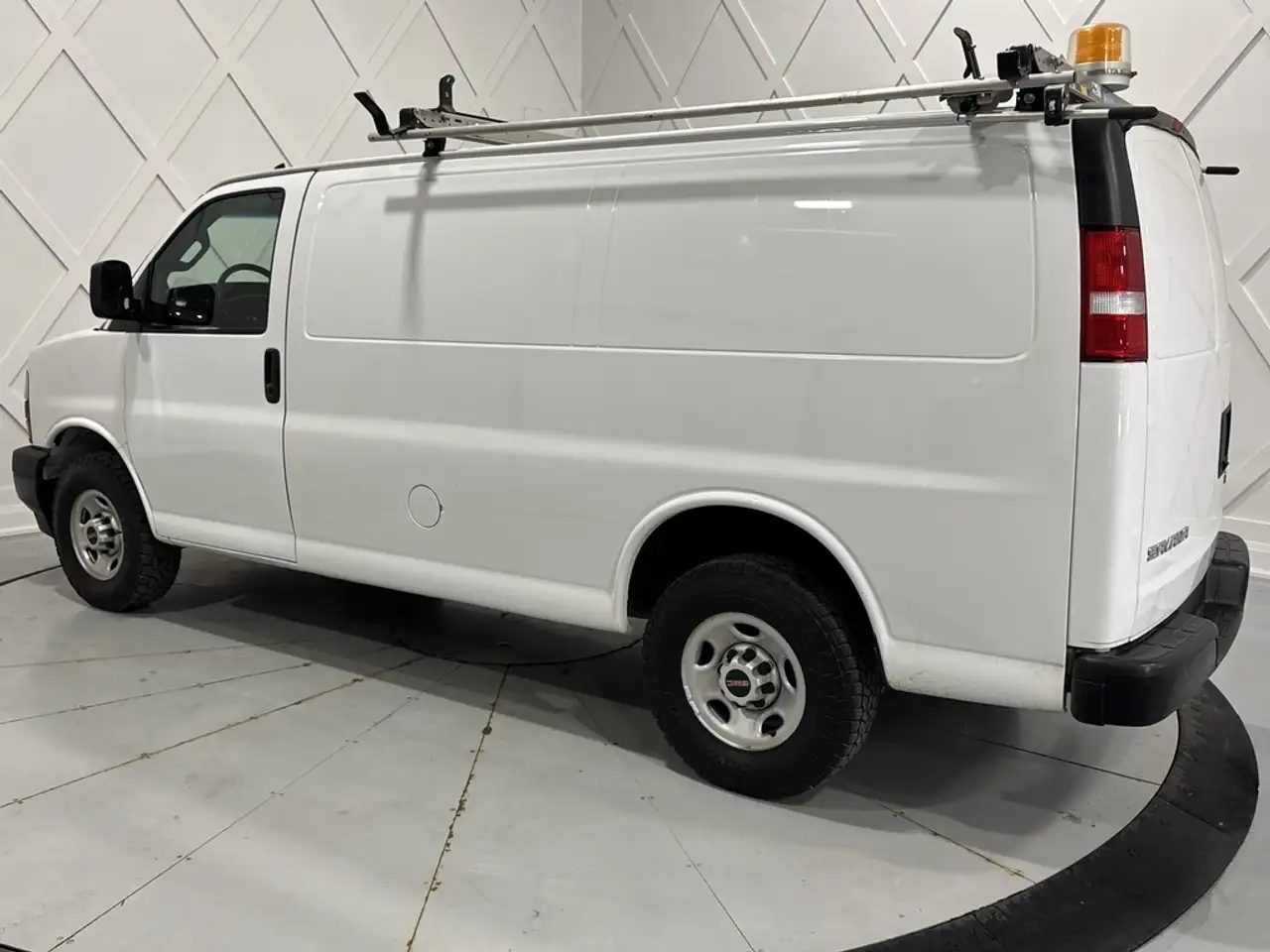 GMC Savana снимка GMC Savana