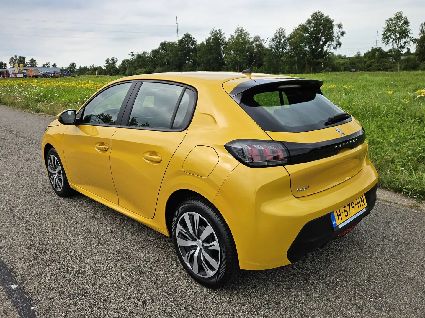Peugeot 208 1.2 PureTech Active Geel - 2