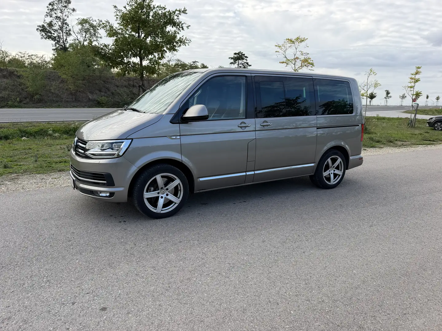 Volkswagen T6 Multivan DSG Kurz 4MOTION Highline - 2