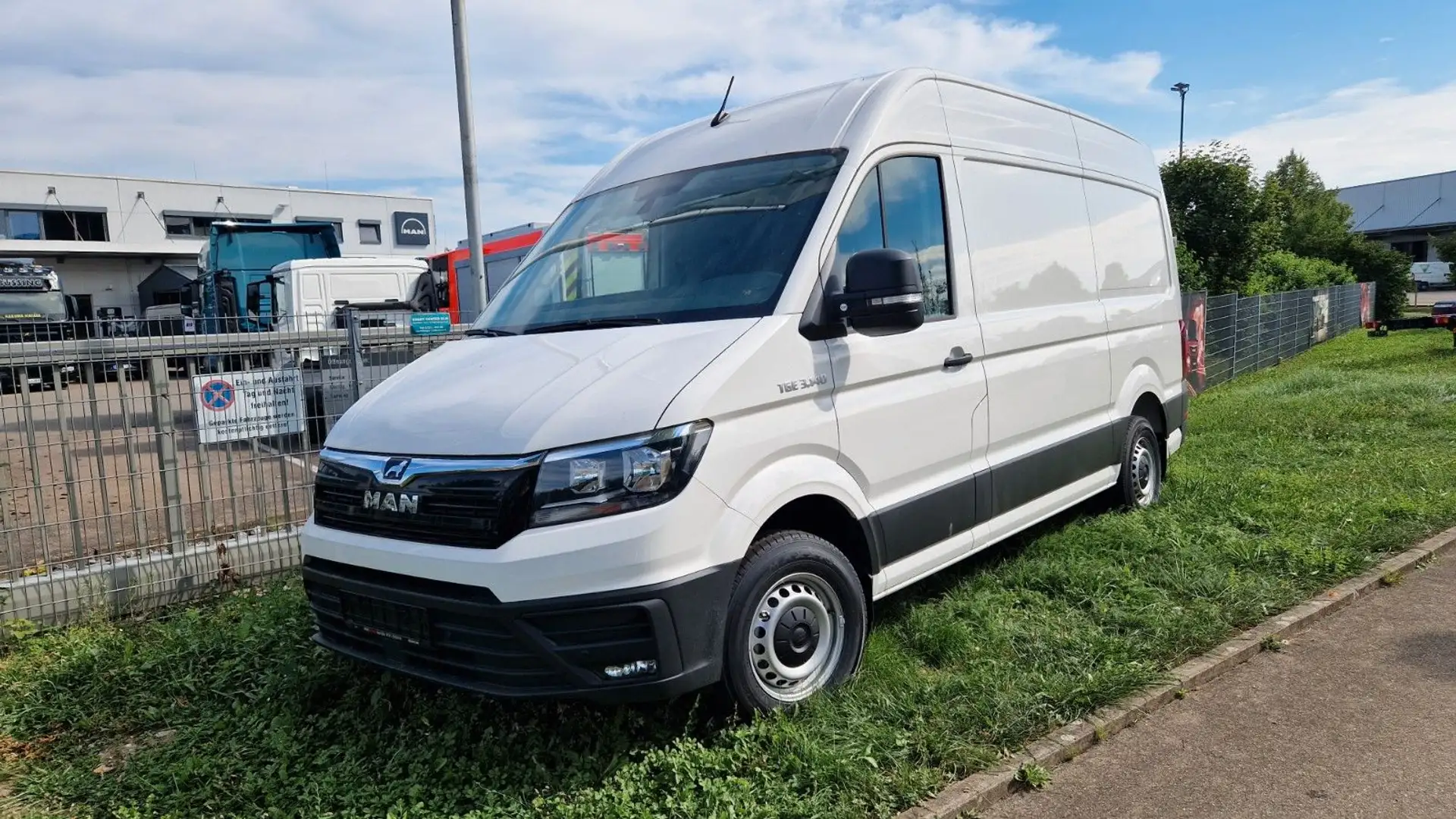 MAN TGE 3.140 4X2F SB Crafter Blanco - 1