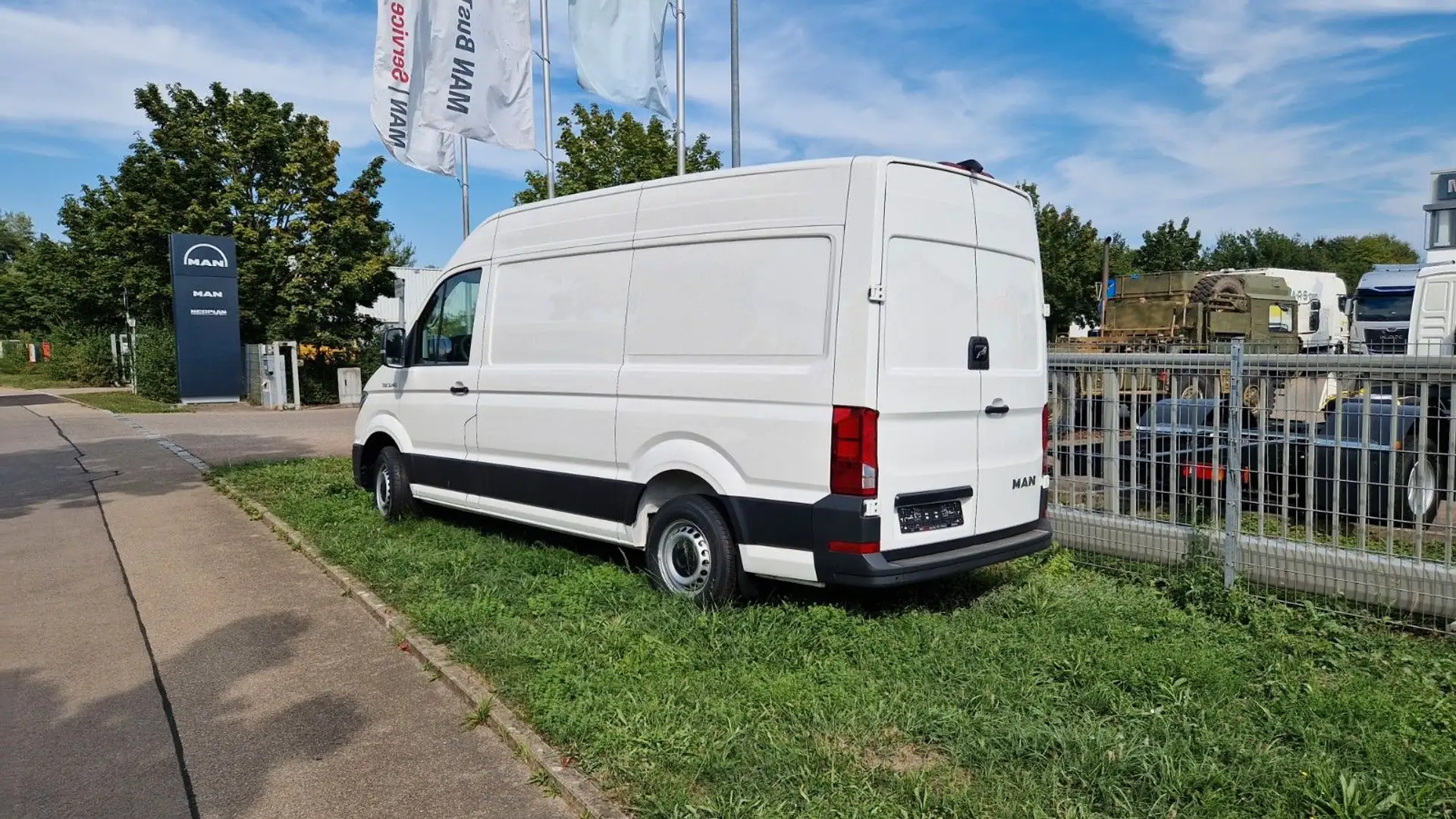 MAN TGE 3.140 4X2F SB Crafter Blanco - 2