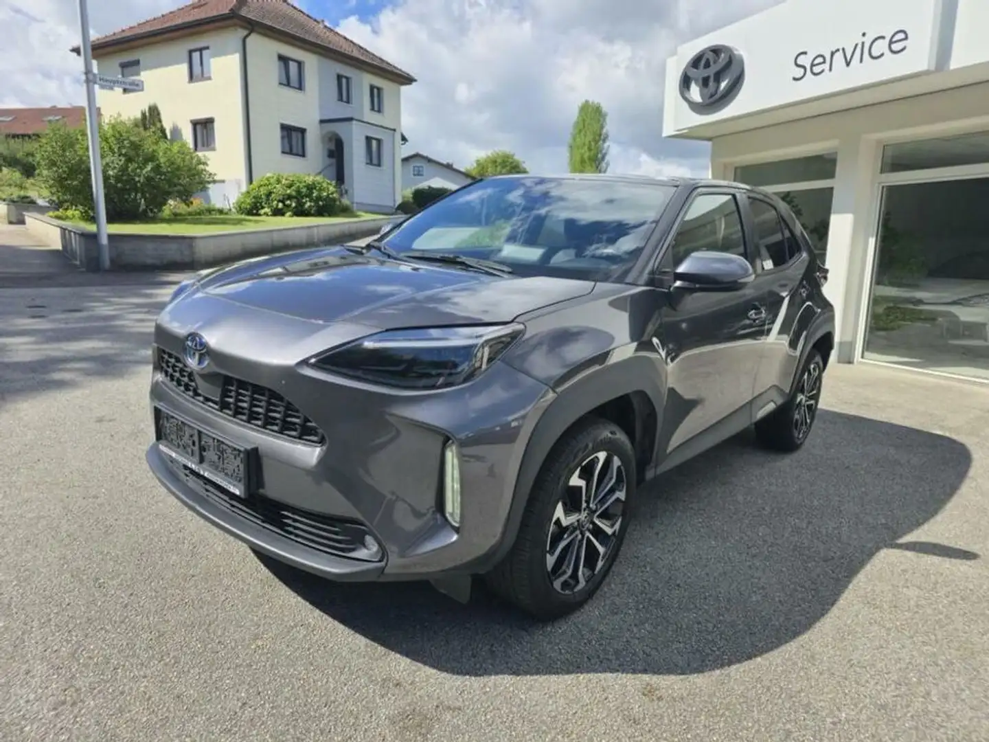 Toyota Yaris Cross 1,5 VVT-i Hybrid Active Aut. Grau - 1