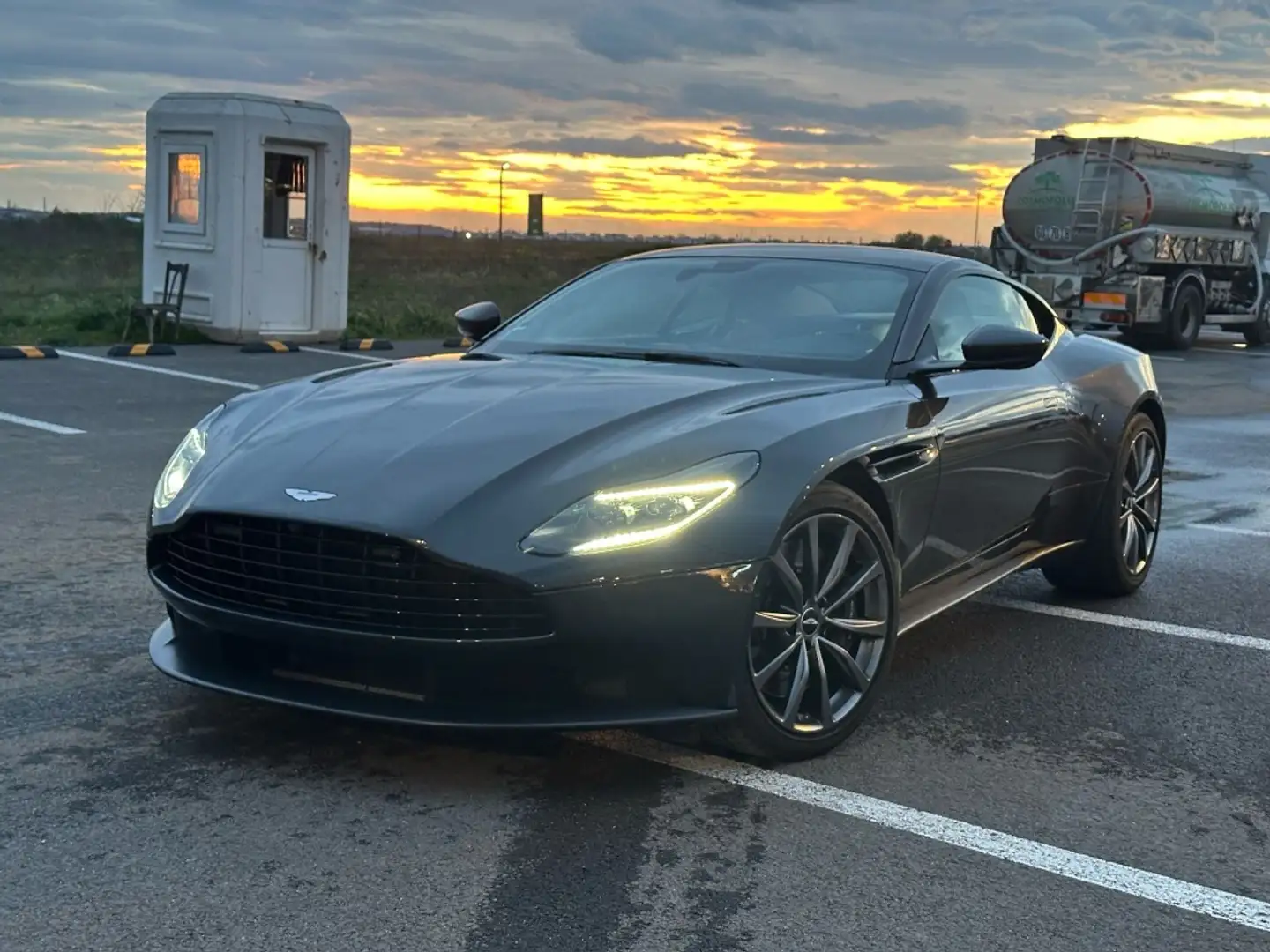 Aston Martin DB11 4.0 510 Stříbrná - 1