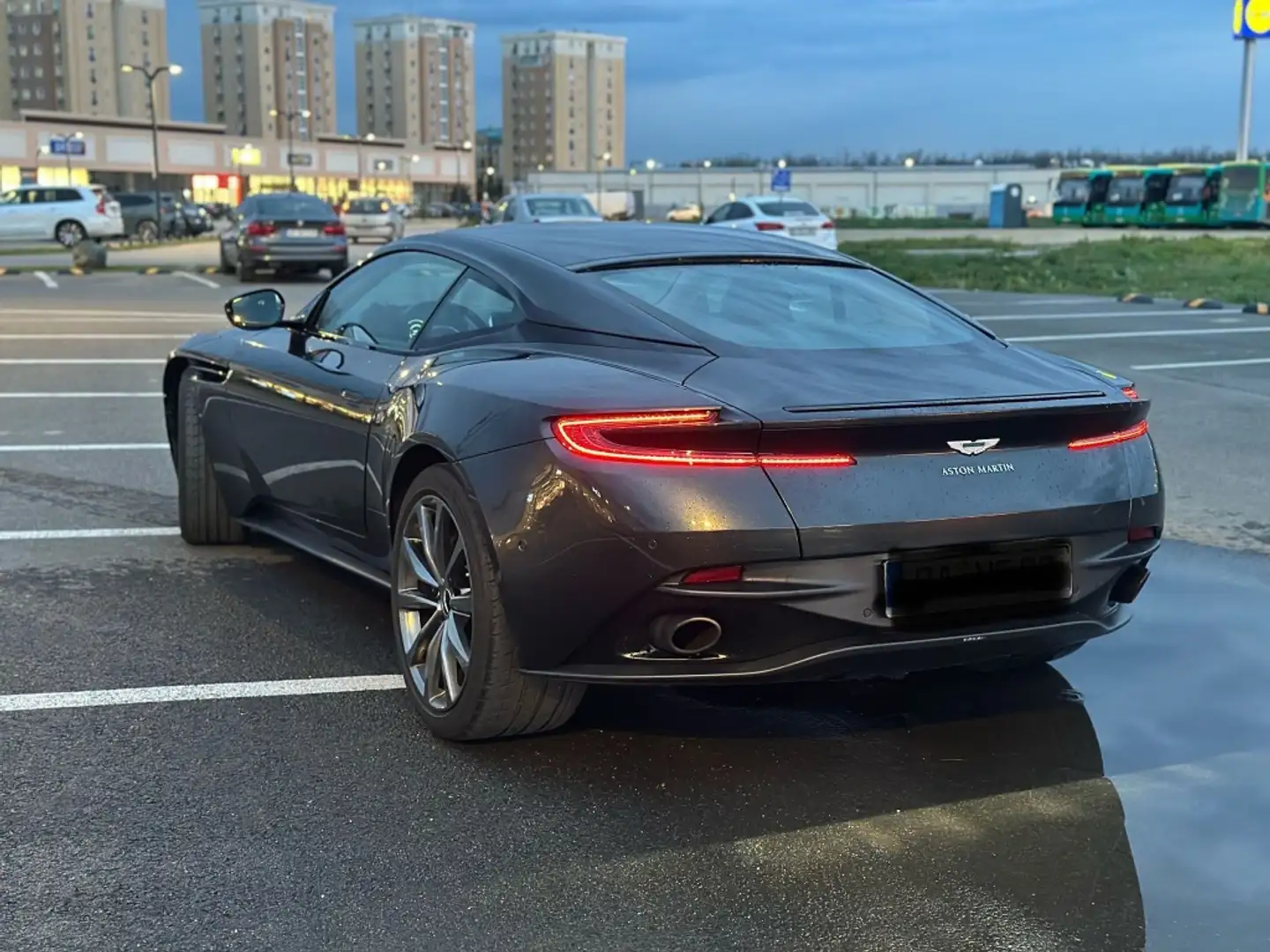 Aston Martin DB11 4.0 510 Stříbrná - 2