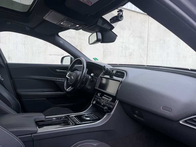 Jaguar XE R-Sport — photo 6