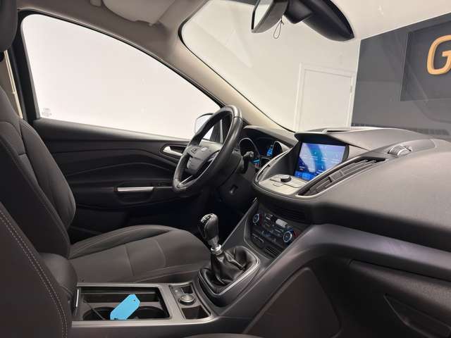 Ford Kuga — photo 13