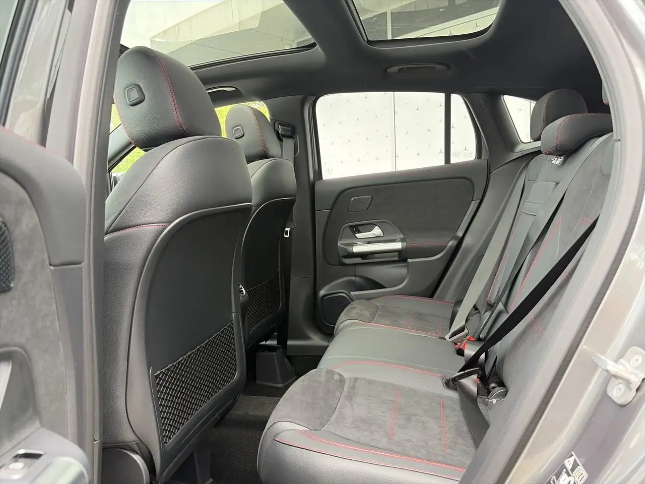 Mercedes-Benz GLA снимка Mercedes-Benz GLA
