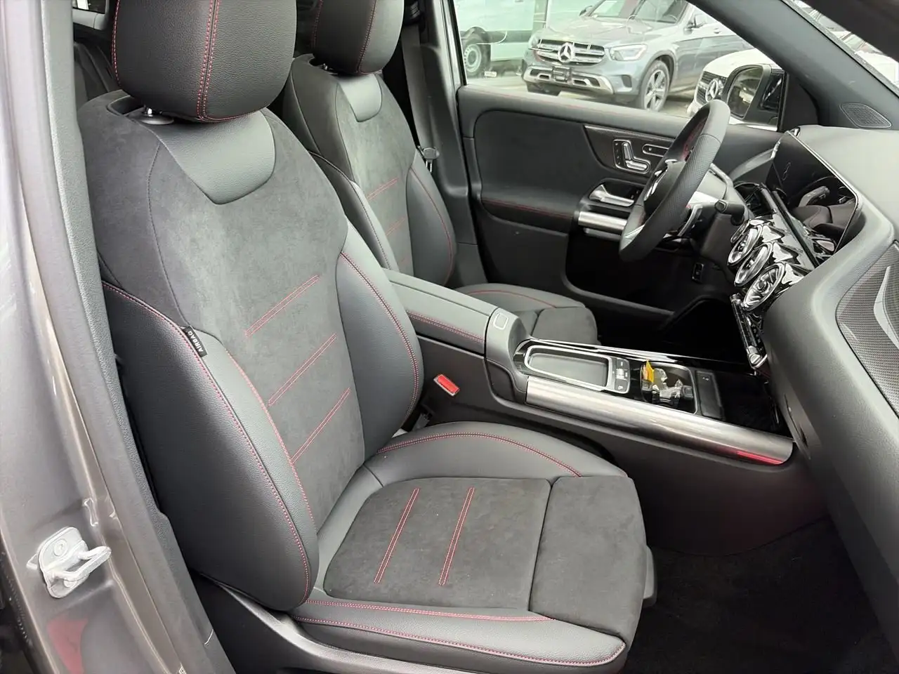 Mercedes-Benz GLA снимка Mercedes-Benz GLA
