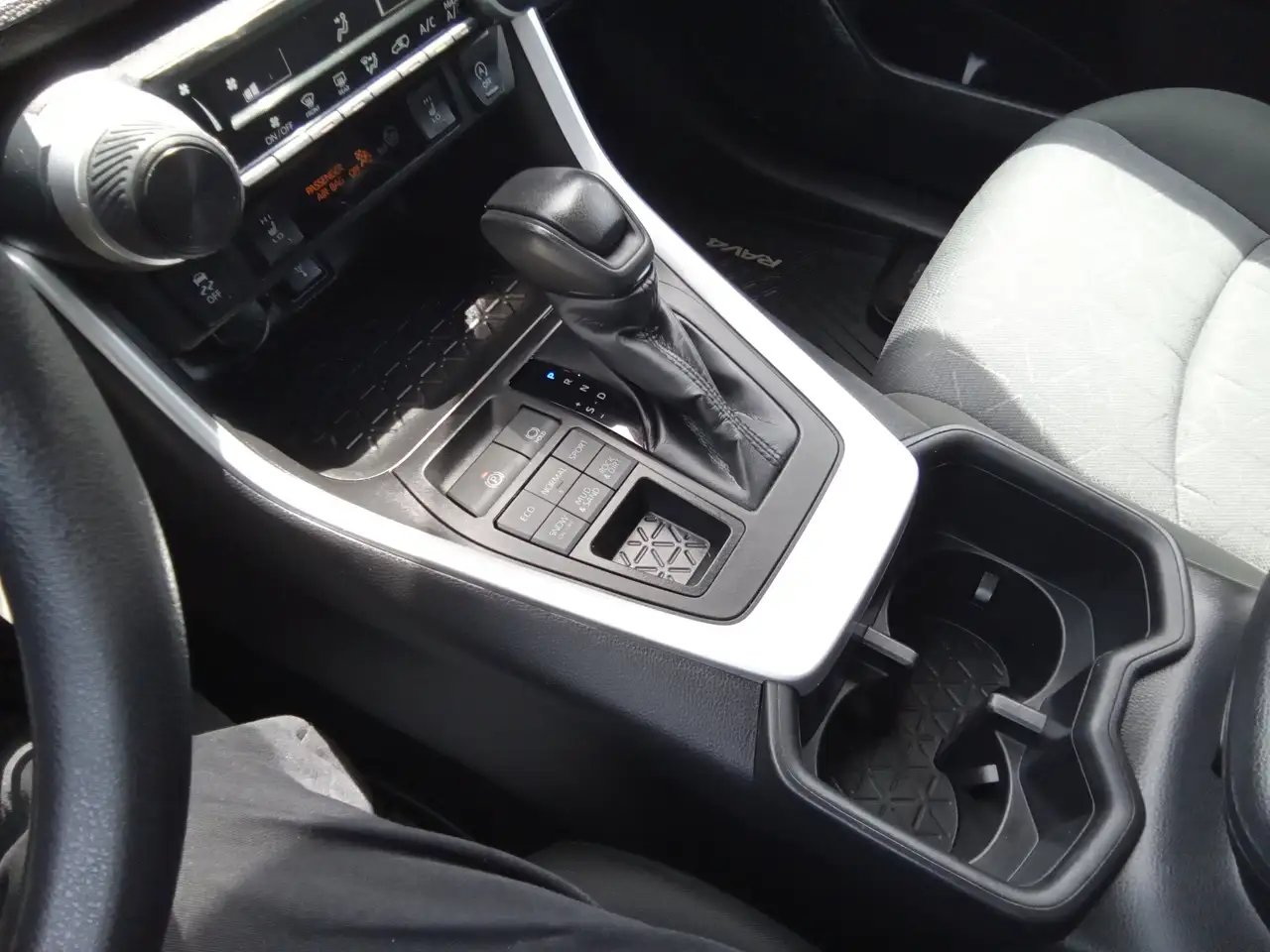 Toyota RAV 4 снимка Toyota RAV 4