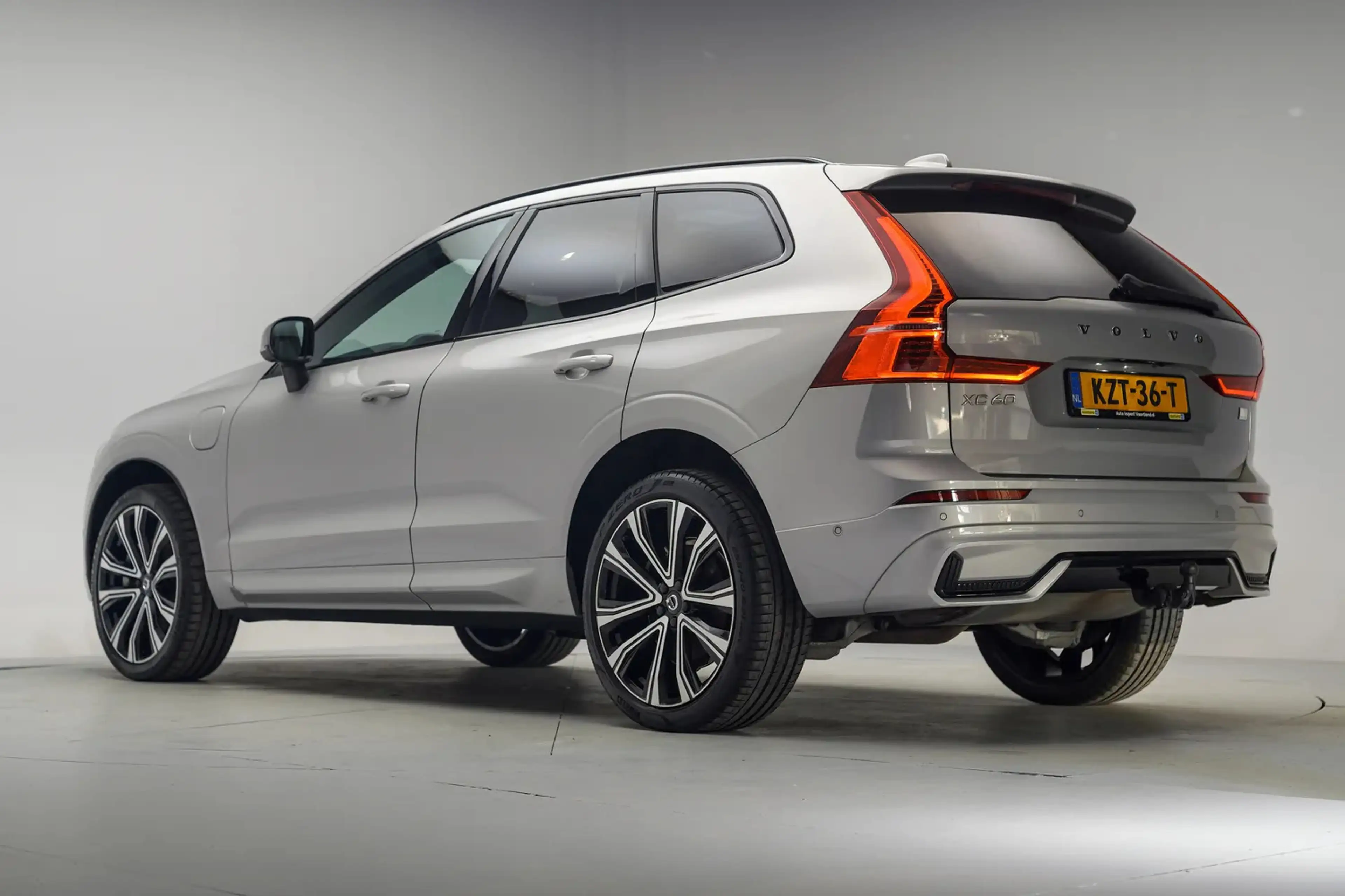 Volvo XC60 2.0 T8 AWD Recharge R-design Ultimate Ultra [ SoH — photo 3
