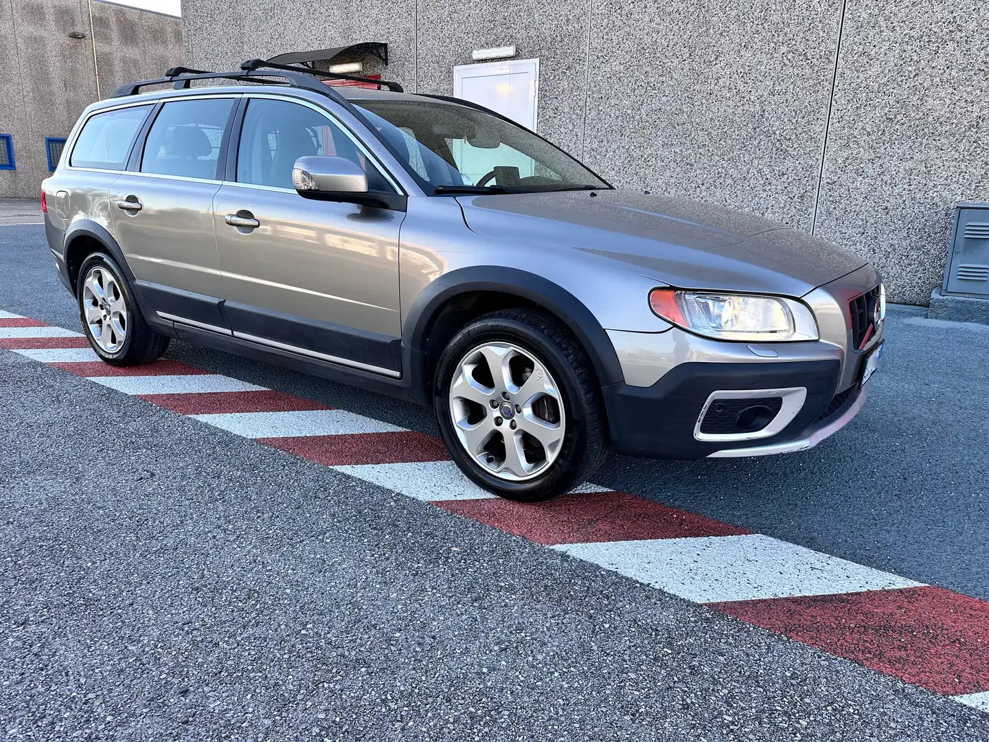Volvo XC70 XC70 2.4 d3 (d) Momentum awd 163cv geartronic Bronzo - 1