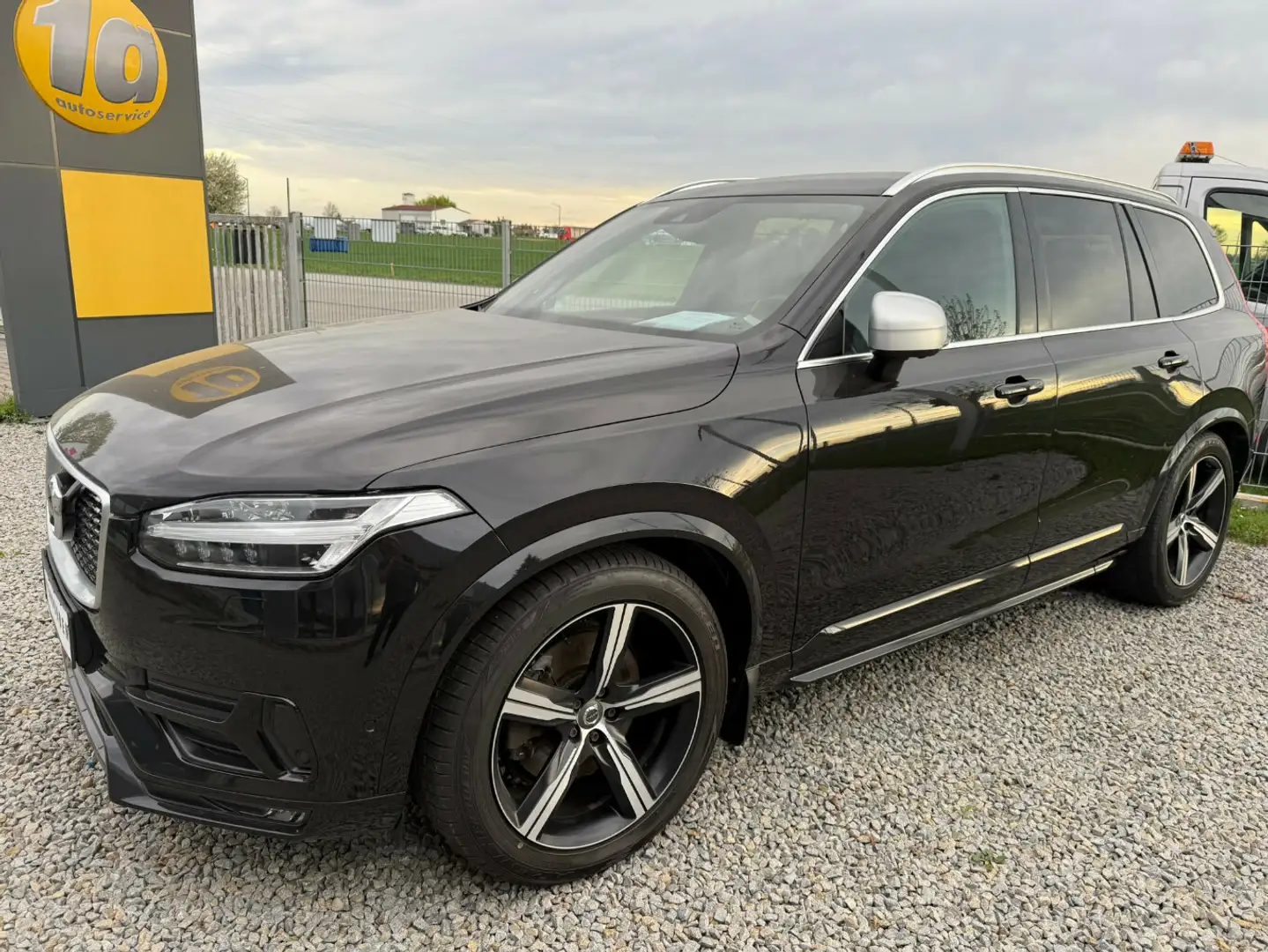 Volvo XC90 R Design AWD*LUFT-FW*7-SITZE* Schwarz - 1