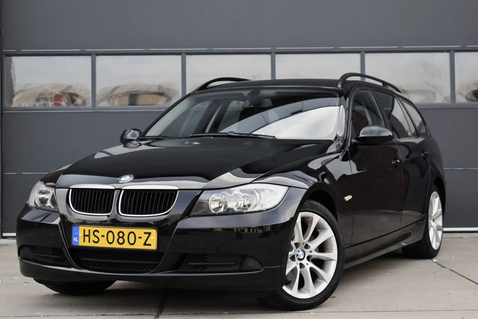 BMW 320 3-serie Touring 320i Airco - Cruise - Youngtimer Zwart - 1