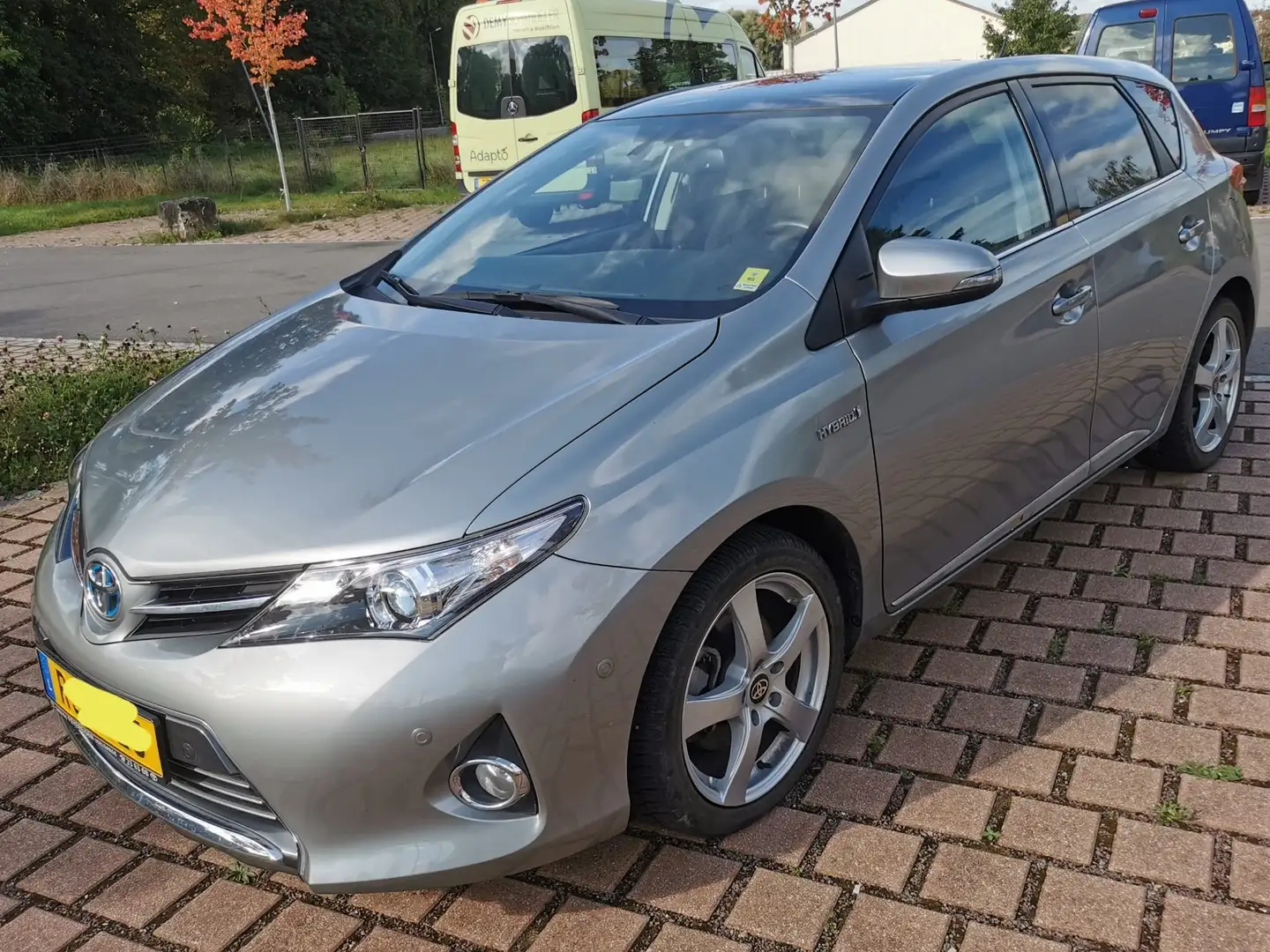 Toyota Auris ZWE 186 (H) Argent - 1
