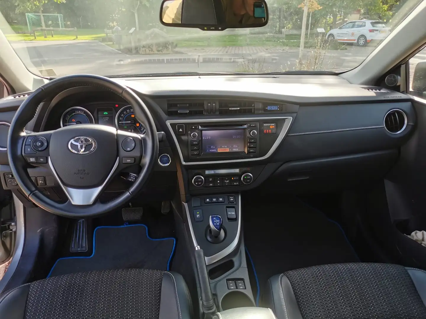 Toyota Auris ZWE 186 (H) Argent - 2