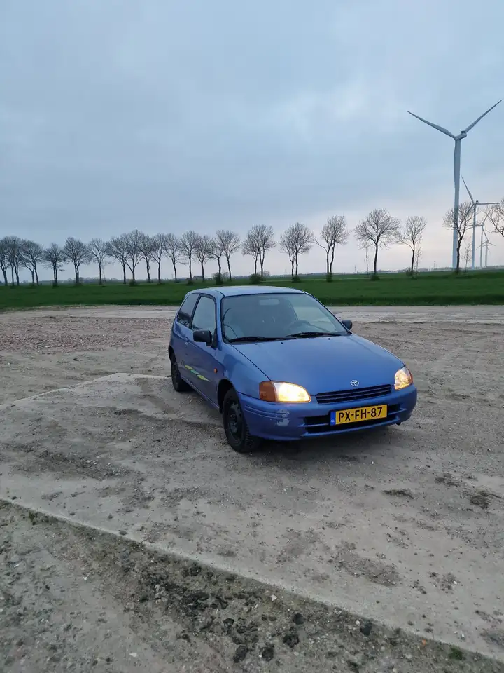 Toyota Starlet 1.3-16V, foto 2
