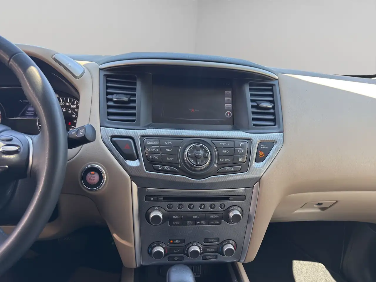 Nissan Pathfinder снимка Nissan Pathfinder