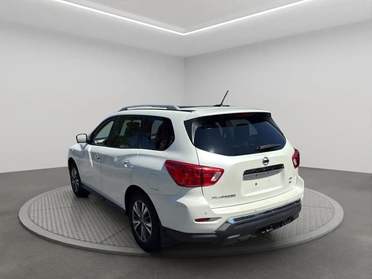 Nissan Pathfinder снимка Nissan Pathfinder