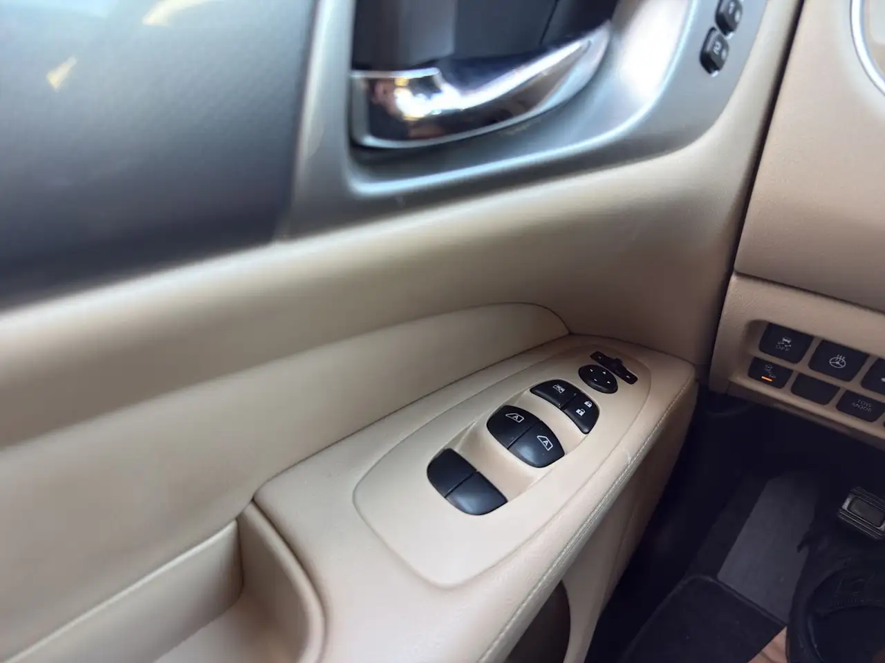 Nissan Pathfinder снимка Nissan Pathfinder