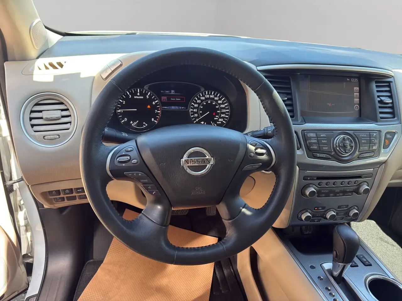 Nissan Pathfinder снимка Nissan Pathfinder