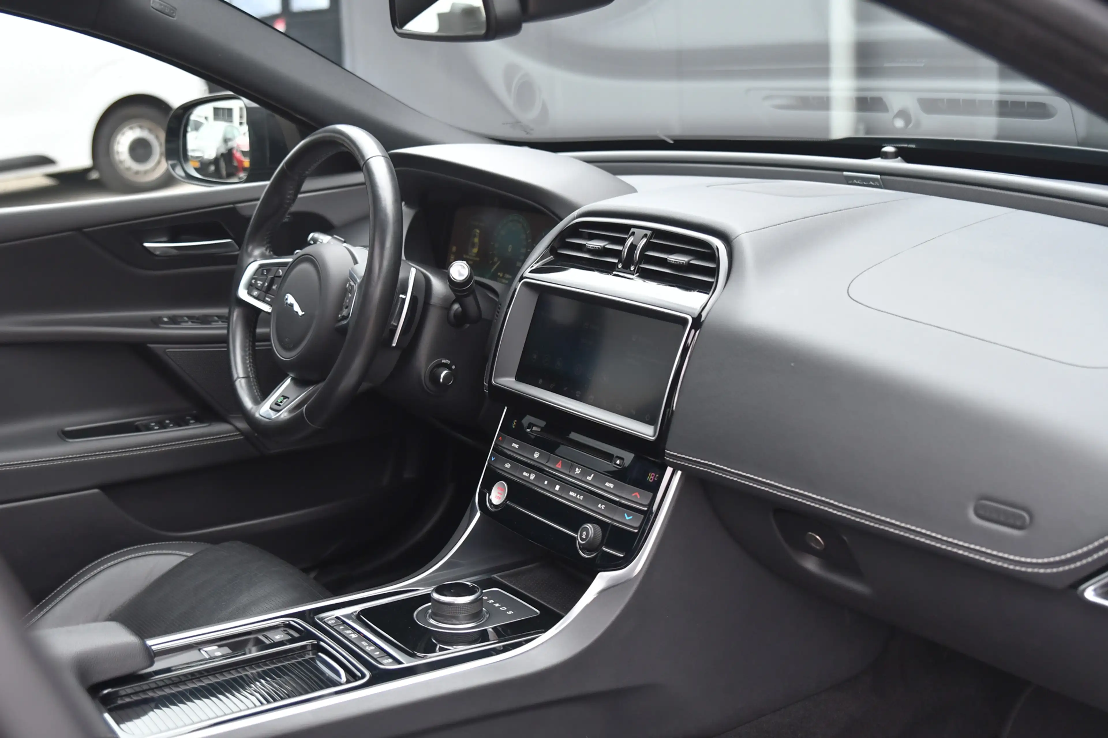 Jaguar XE 2.0 R-Sport, Panorama, Meridian, Leder, Memory, Ca — photo 19