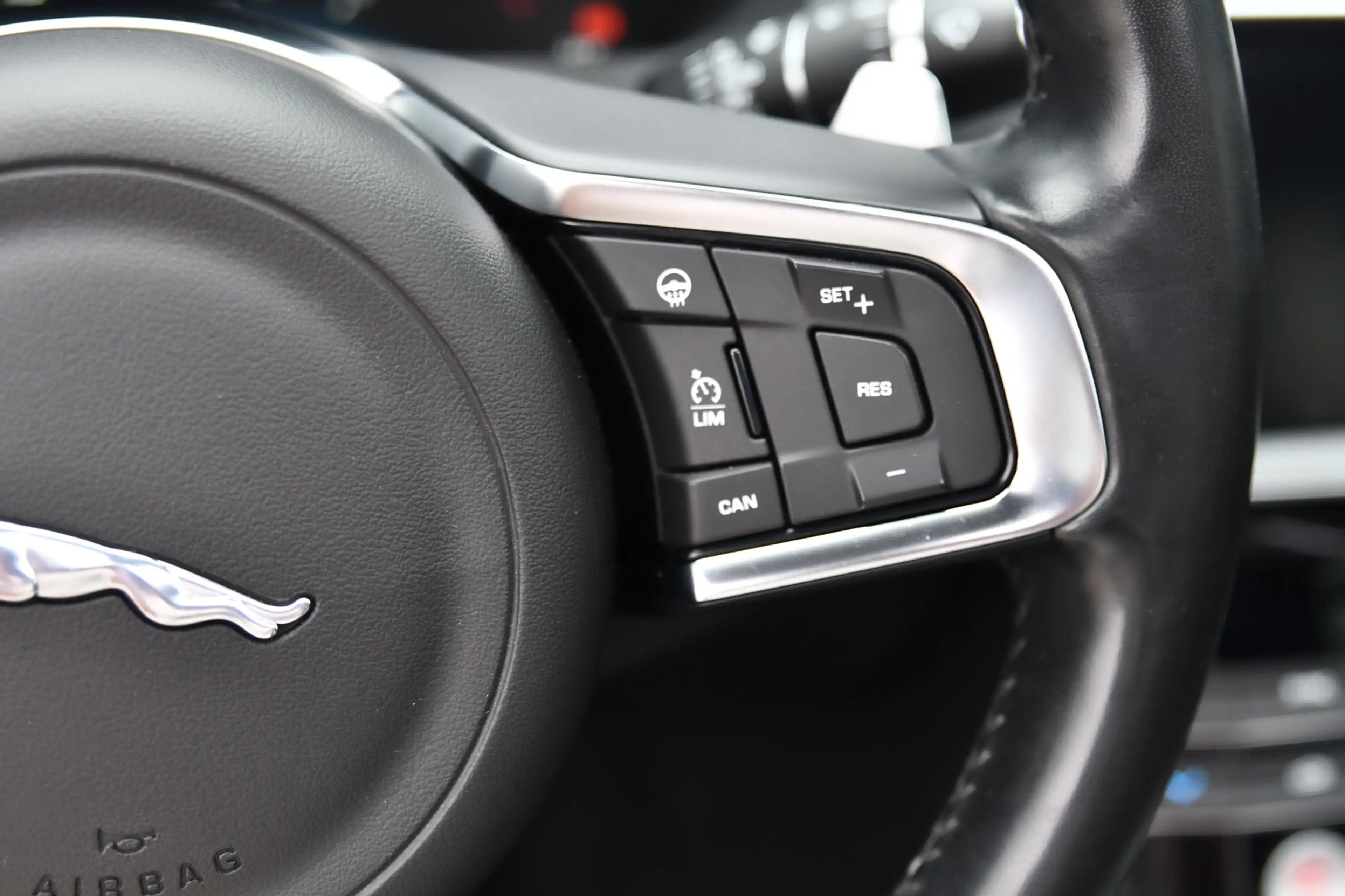 Jaguar XE 2.0 R-Sport, Panorama, Meridian, Leder, Memory, Ca — photo 28