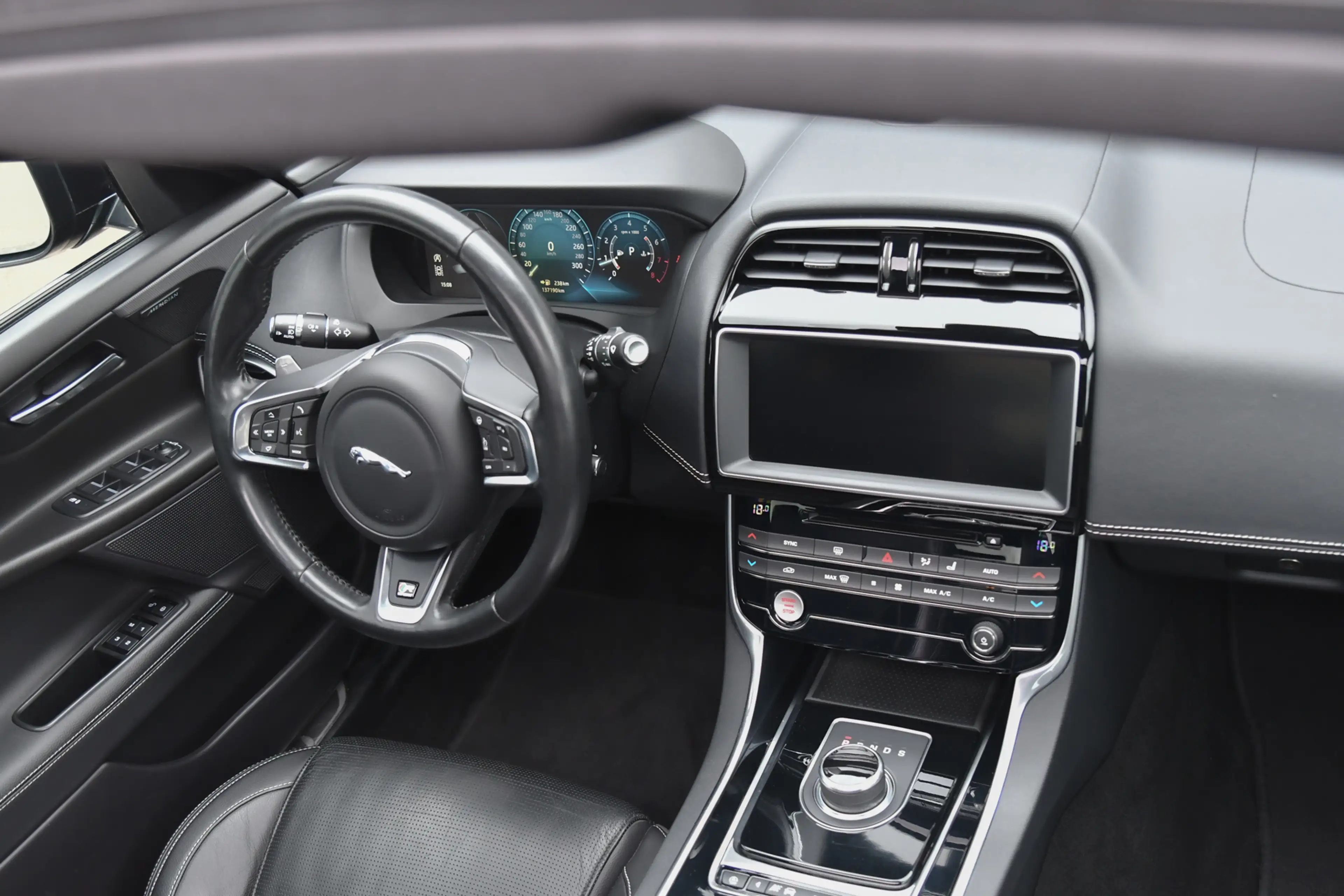 Jaguar XE 2.0 R-Sport, Panorama, Meridian, Leder, Memory, Ca — photo 18