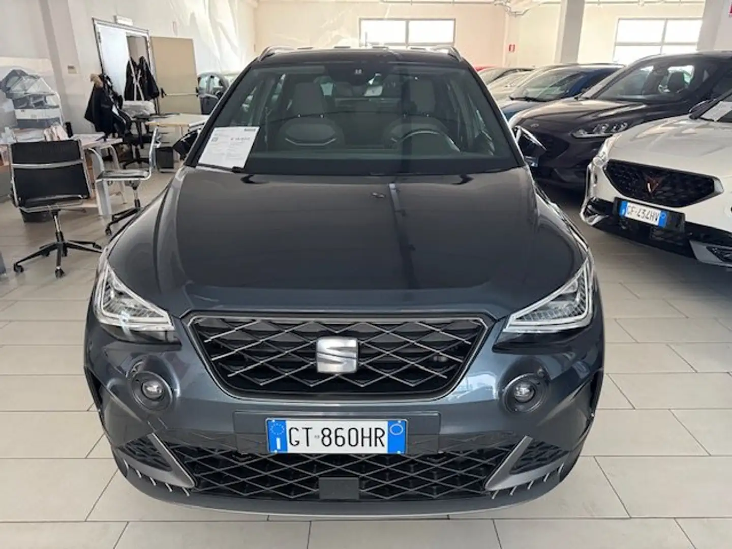 SEAT Arona 1.0 ecotsi FR 95cv Aziendale Grijs - 2