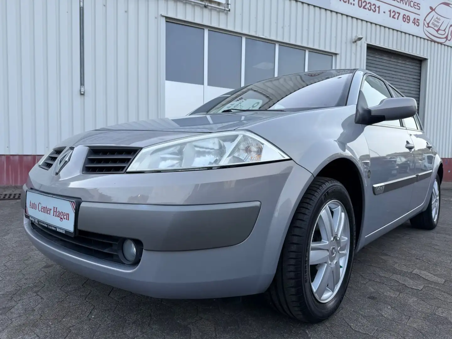 Renault Megane Lim. 1.4 16V 72kW 98PS Klima/TÜV Neu Grau - 1