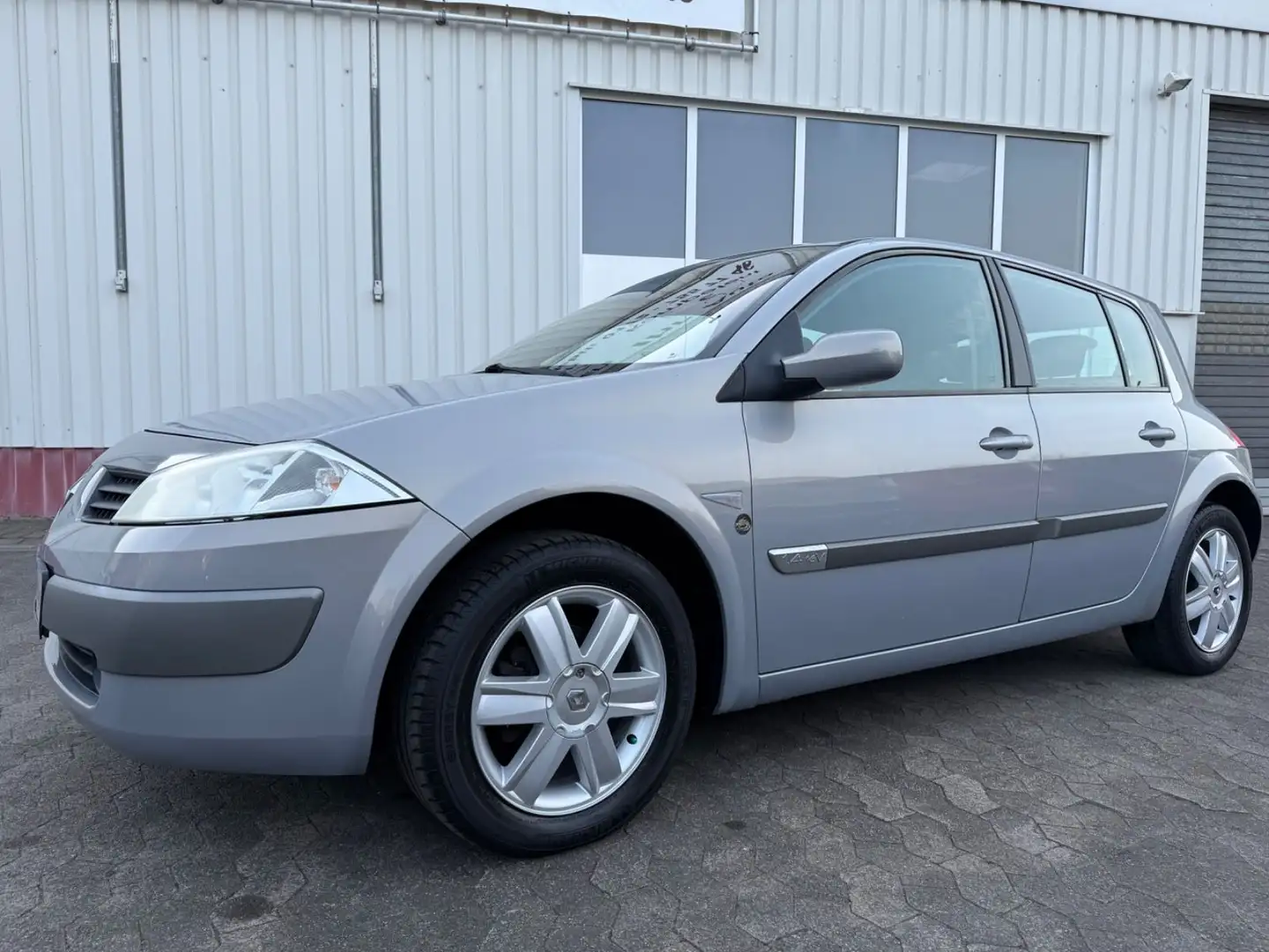 Renault Megane Lim. 1.4 16V 72kW 98PS Klima/TÜV Neu Grau - 2