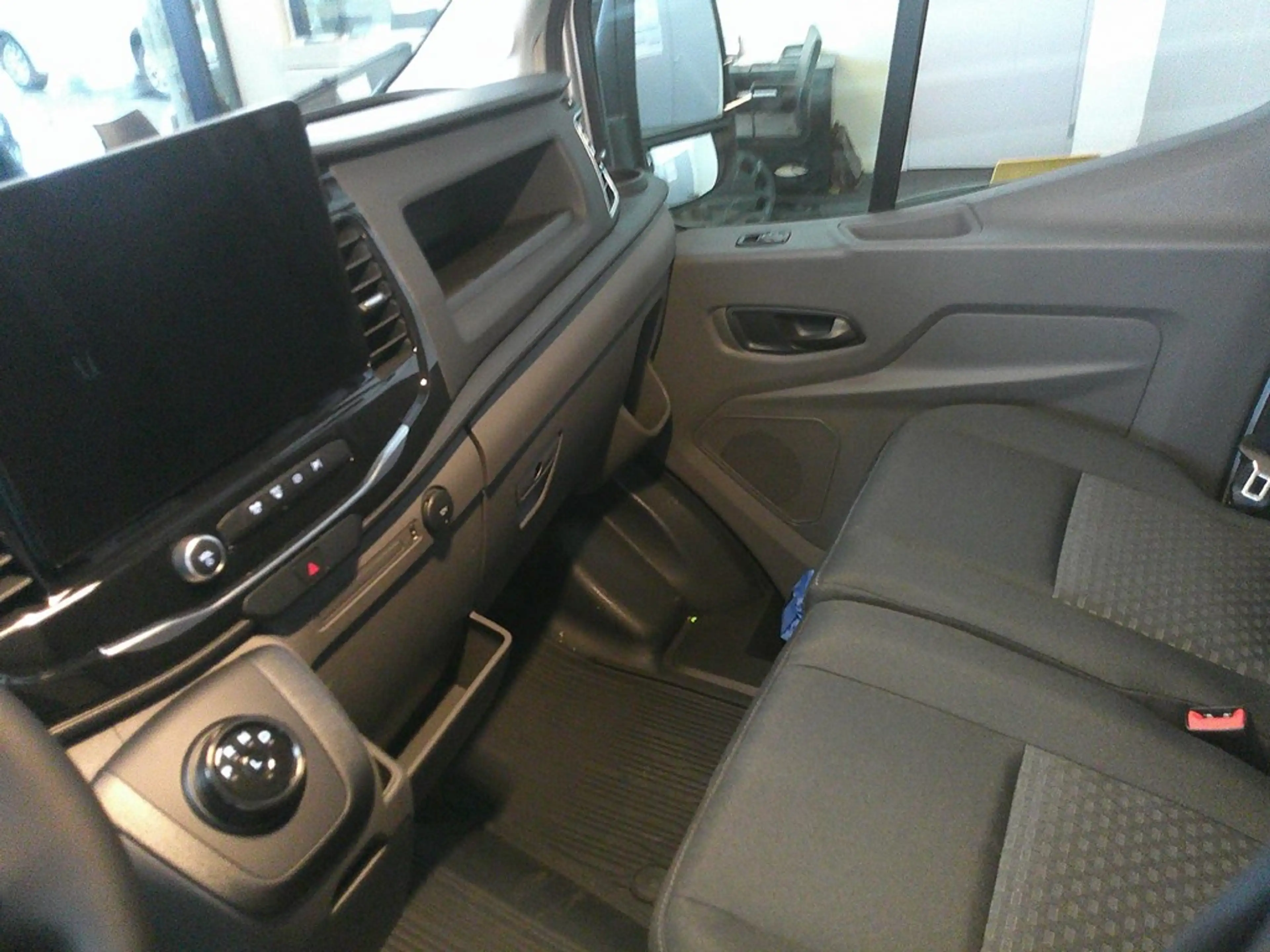 Ford E-Transit Trend — photo 10