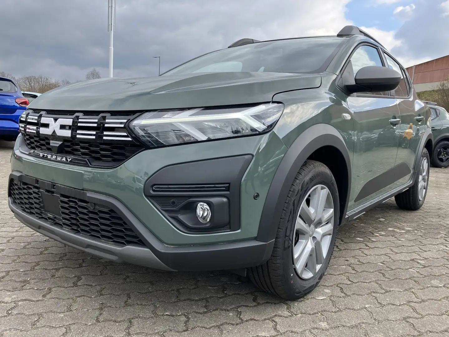 Dacia Sandero Stepway Extreme+ TCe 100 ECO-G Grau - 1