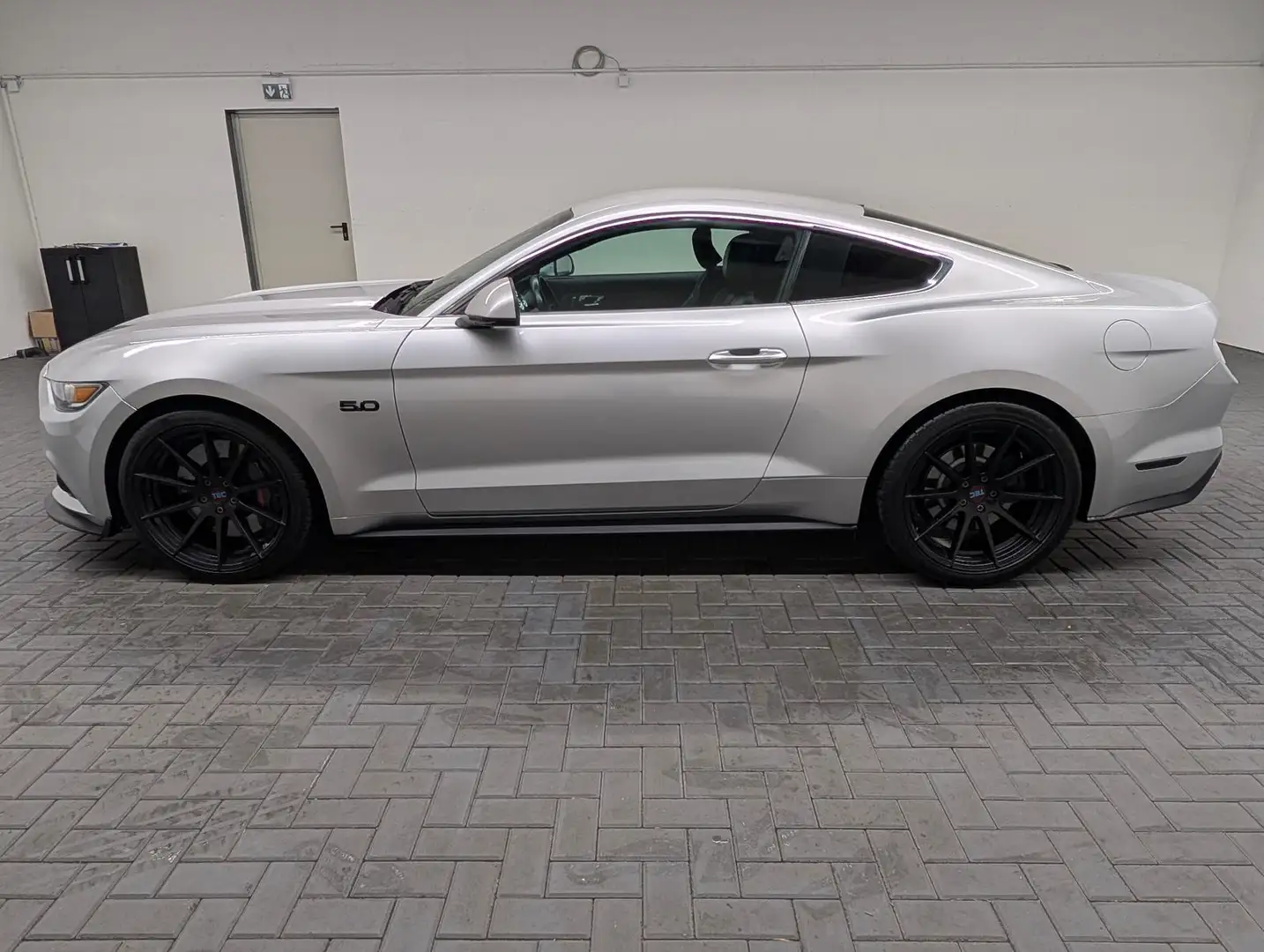 Ford Mustang V8 GT Xenon/Navi/Kamera/Leder/SHZ/Borla Argent - 2